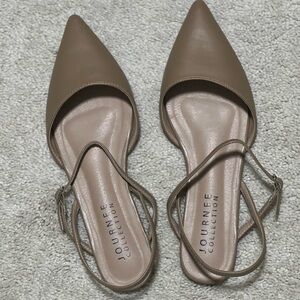 Journee Collection Women's Brown Pointed Flats